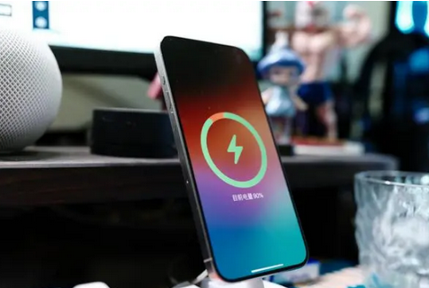 河南苹果15换屏服务分享用什么充电器给iPhone15充电更好 